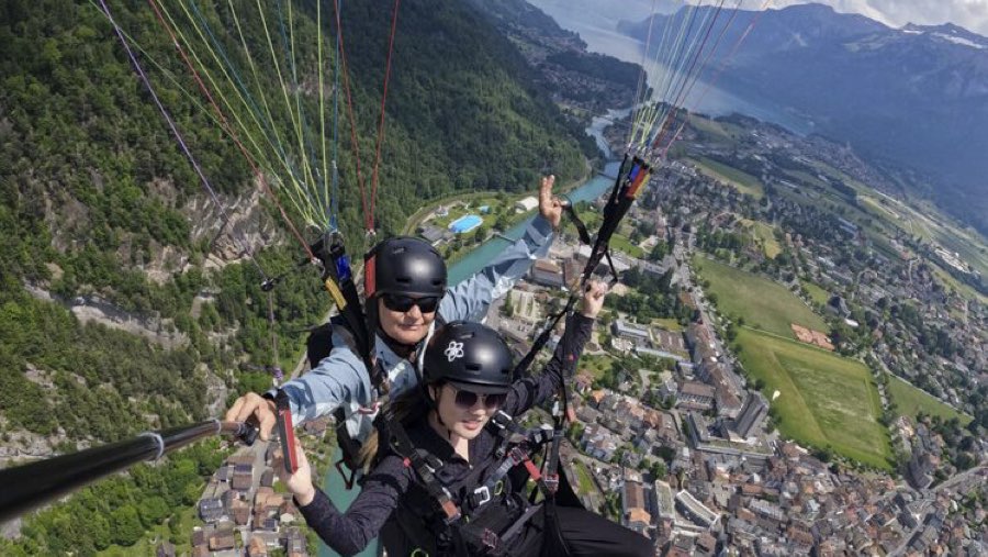 Terjun payung di lokasi syuting drakor Crash Landing on You di Swiss (Sumber: Bloomberg)