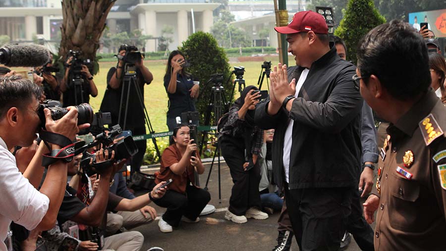 Menpora Dito Ariotedjotiba di Kejaksaan Agung (Kejagung), Jakarta, Senin (3/7/2023). (Bloomberg Technoz/ Andrean Kristianto)