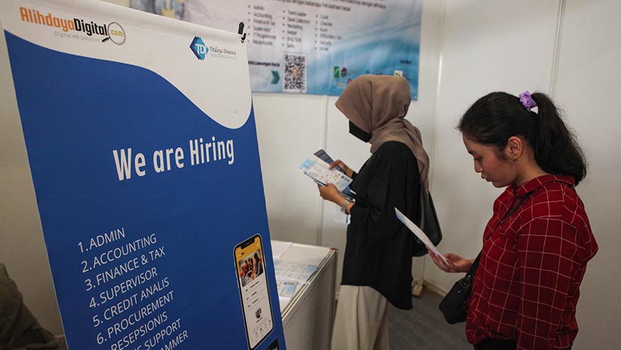 Pencari kerja mencari lowongan di Pameran Bursa Kerja di Stadion Gelora Bung Karno, Selasa (4/7/2023). (Bloomberg Technoz/ Andrean Kristianto)