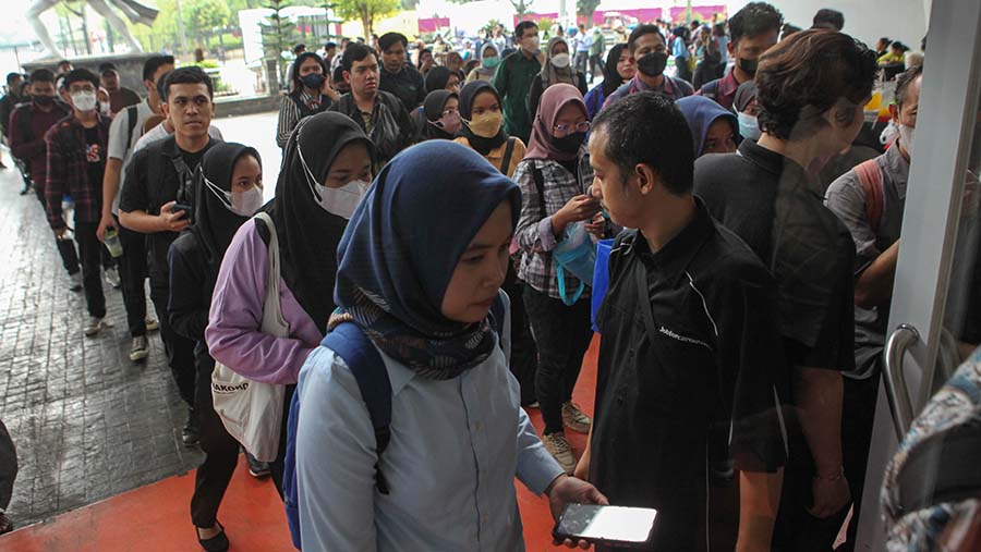 Pencari kerja mengantre untuk masuk ke Pameran Bursa Kerja di Stadion Gelora Bung Karno, Selasa (4/7/2023). (Bloomberg Technoz/ Andrean Kristianto)