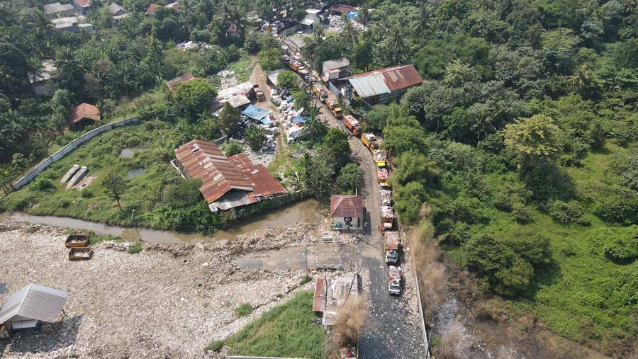 Truk pengangkut sampah antre untuk pembuangan di TPA Cipayung, Depok, Jawa Barat, Rabu (5/7/2023). (Bloomberg Technoz/ Andrean Kristianto)