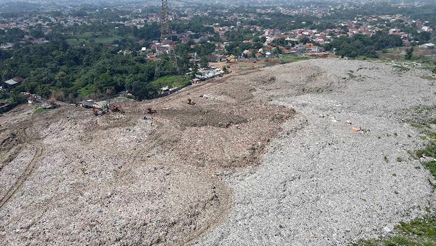 Akibatnya gunungan sampah di TPA Cipayung pun semakin meninggi. (Bloomberg Technoz/ Andrean Kristianto)