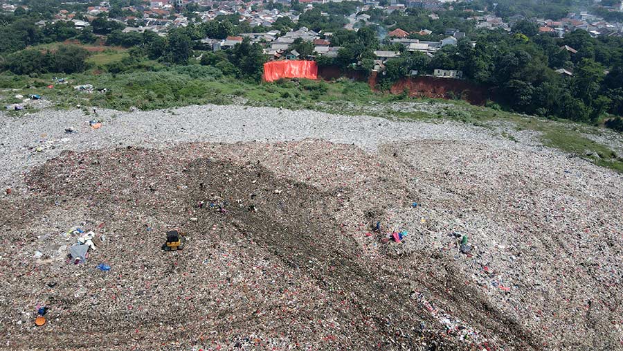 Volume sampah yang dibuang ke TPA Cipayung ksudah sekitar 1.100 ton per hari, naik dari sebelumnya 1.000 ton. (Bloomberg Technoz/ Andrean Kristianto)