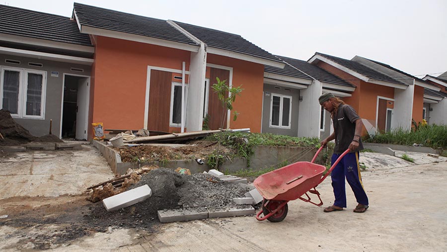 Pekerja merenovasi rumah subsidi pemerintah di Kawasan Ciseeng Kabupaten Bogor, Jawa Barat, Rabu (5/7/2023). (Bloomberg Technoz/ Andrean Kristianto)