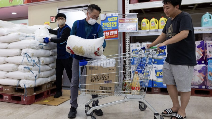 Warga Korsel panic buying garam (Sumber: Bloomberg)