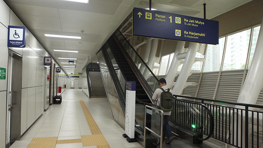  Kereta LRT Jabodebek direncanakan bakal beroperasi pada Agustus mendatang. (Bloomberg Technoz/ Andrean Kristianto)