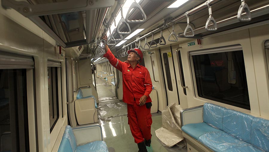 Kereta LRT Jabodebek ini ditargetkan mampu melayani sekitar 500 ribu penumpang per hari. (Bloomberg Technoz/ Andrean Kristianto)