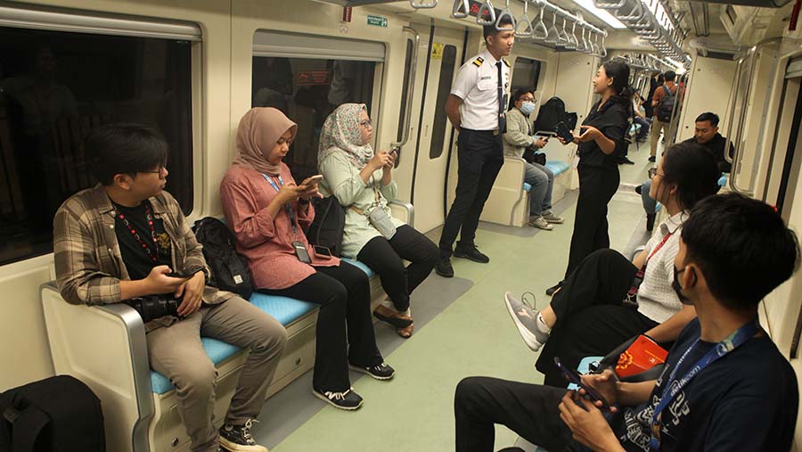 Sebelum beroperasi masyarakat dapat mencoba menaiki LRT Jabodebek pada tanggal 12 Juli hingga 17 Agustus 2023. (Bloomberg Technoz/ Andrean Kristianto)