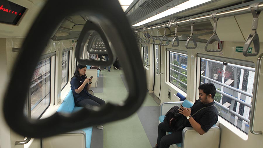 Awak media didalam kereta Lintas Rel Terpadu (LRT) Jabodebek, Jakarta, Kamis (6/7/2023). (Bloomberg Technoz/ Andrean Kristianto)