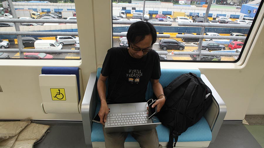 Awak media didalam kereta Lintas Rel Terpadu (LRT) Jabodebek, Jakarta, Kamis (6/7/2023). (Bloomberg Technoz/ Andrean Kristianto)