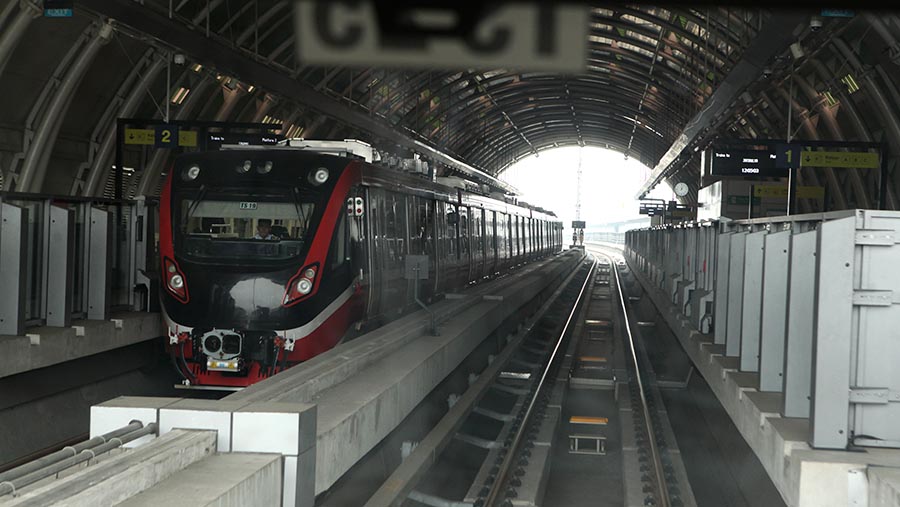 Kereta Lintas Rel Terpadu (LRT) berada di Stasiun LRT Jabodebek, Jakarta, Kamis (6/7/2023). (Bloomberg Technoz/ Andrean Kristianto)