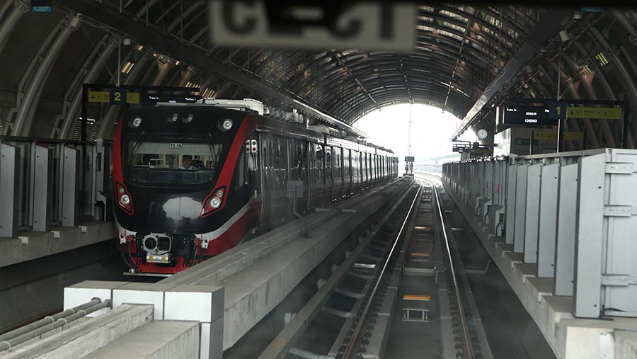 Tarif LRT berada dikisaran Rp5.000 hingga Rp25.000. (Bloomberg Technoz/ Andrean Kristianto)