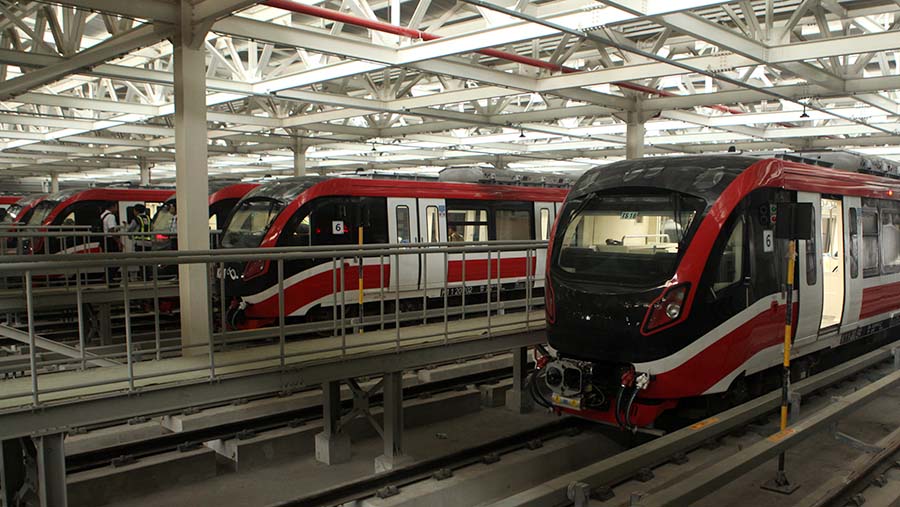 Kereta Lintas Rel Terpadu (LRT) berada di Depo LRT Jabodebek, Jatimulya,Kamis (6/7/2023). (Bloomberg Technoz/ Andrean Kristianto)