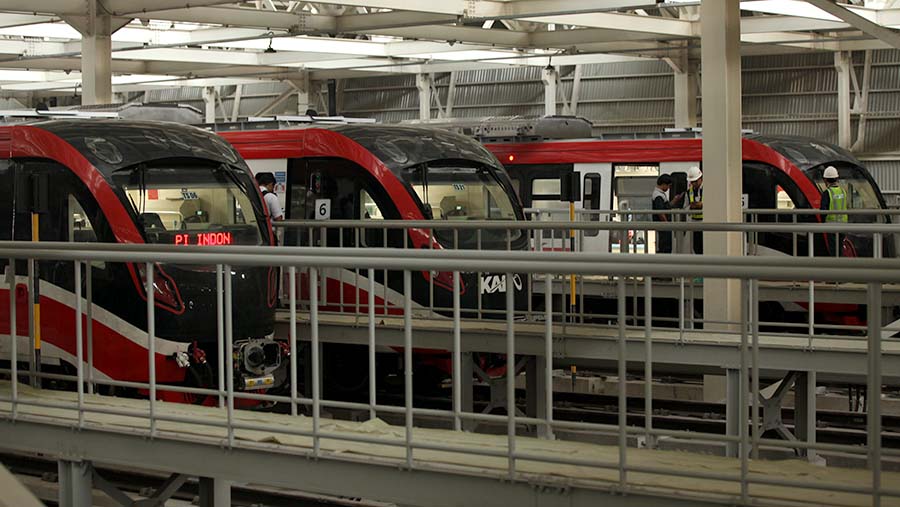 Kereta Lintas Rel Terpadu (LRT) berada di Depo LRT Jabodebek, Jatimulya,  Kamis (6/7/2023). (Bloomberg Technoz/ Andrean Kristianto)
