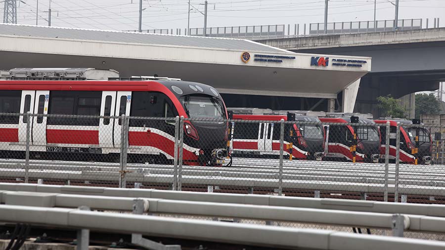 Kereta Lintas Rel Terpadu (LRT) berada di Depo LRT Jabodebek, Jatimulya,  Kamis (6/7/2023). (Bloomberg Technoz/ Andrean Kristianto)
