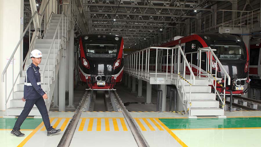Kereta Lintas Rel Terpadu (LRT) berada di Depo LRT Jabodebek, Jatimulya,  Kamis (6/7/2023). (Bloomberg Technoz/ Andrean Kristianto)
