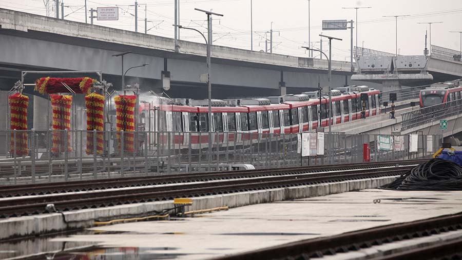 Kereta Lintas Rel Terpadu (LRT) berada di Depo LRT Jabodebek, Jatimulya,Kamis (6/7/2023). (Bloomberg Technoz/ Andrean Kristianto)