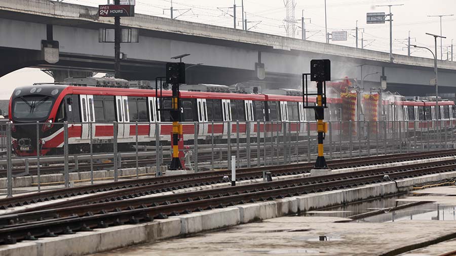 Kereta Lintas Rel Terpadu (LRT) berada di Depo LRT Jabodebek, Jatimulya,  Kamis (6/7/2023). (Bloomberg Technoz/ Andrean Kristianto)
