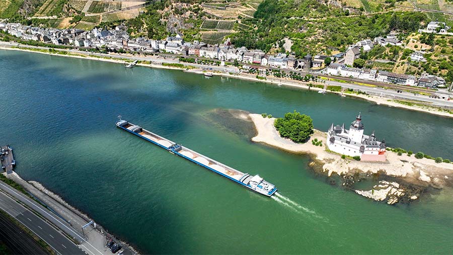 Sebuah tongkang berlayar melewati kastil Pfalzgrafenstein di Sungai Rhine di Kaub, Jerman, Kamis (6/7/2023). (Alex Kraus/Bloomberg)