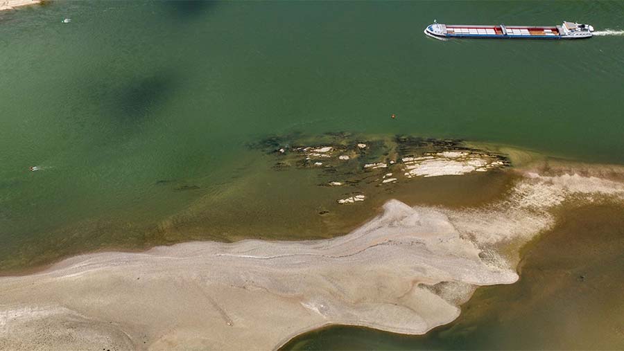 Sungai ini meliuk sejauh sekitar 800 mil (1.300 kilometer) dari Pegunungan Alpen Swiss hingga ke Laut Utara dekat Rotterdam. (Alex Kraus/Bloomberg)