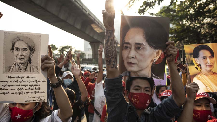 Demonstran membawa poster Aung San Suu Kyi selama protes di luar Kedutaan Besar Myanmar di Bangkok, Thailand. (Andre Malerba/Bloomberg)