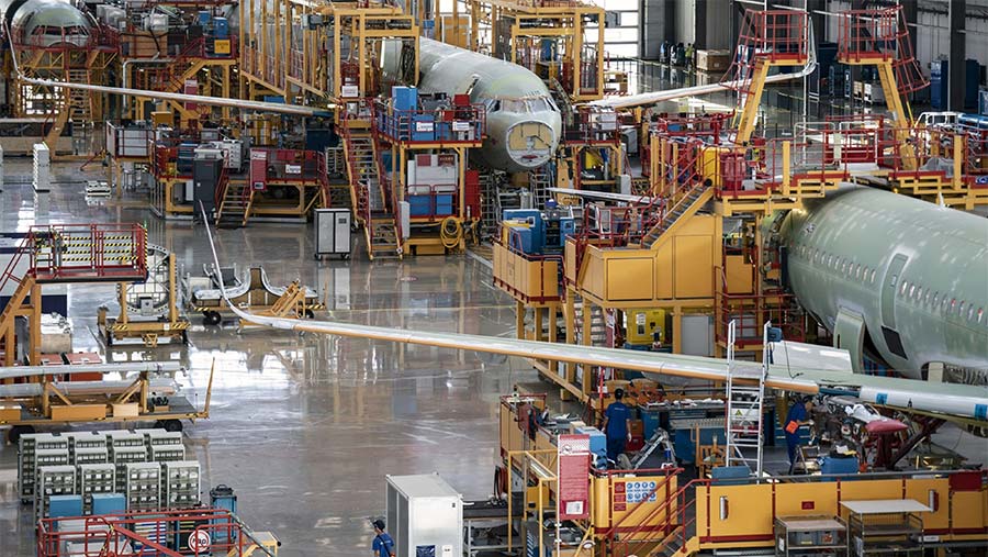 Pesawat penumpang dirakit di pabrik manufaktur Airbus SE, Tianjin, China, Jumat (30/6/2023). ( Qilai Shen/Bloomberg)
