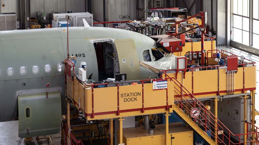 Pesawat penumpang dirakit di pabrik manufaktur Airbus SE, Tianjin, China, Jumat (30/6/2023). (Qilai Shen/Bloomberg)