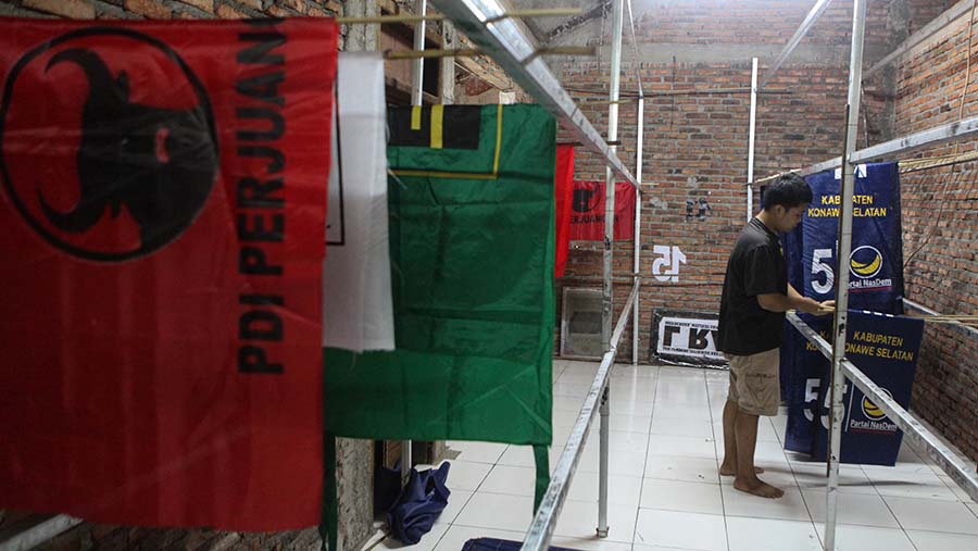 Pekerja menyelesaikan pembuatan bendera partai politik jelang pemilu di Bukit Duri, Jakarta, Senin (10/7/2023). (Bloomberg Technoz/Andrean Kristianto)