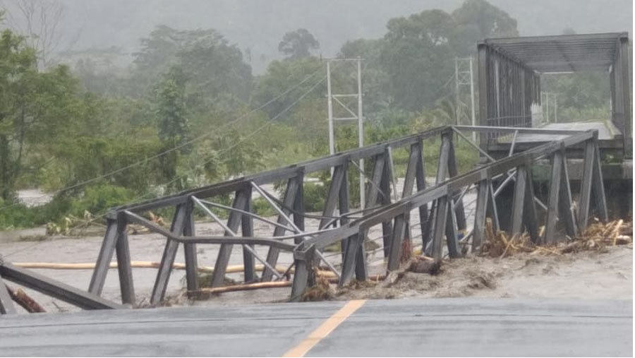 Satu jembatan putus akibat banjir di wilayah Kabupaten Maluku Tengah, Provinsi Maluku, Minggu (9/7) malam. (Dok. BNPB)