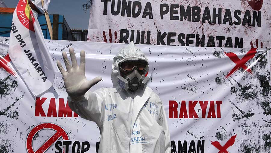 Aksi unjuk rasa tenaga medis menentang RUU Kesehatan di depan gedung MPR/DPR, Jakarta, Selasa (11/7/2023). (Bloomberg Technoz/ Andrean Kristianto)