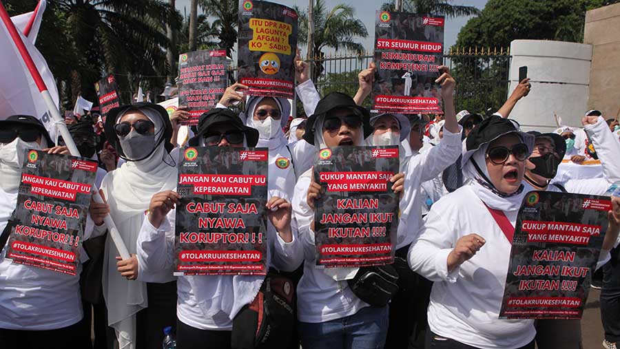 Massa aksi dari sejumlah organisasi tenaga kesehatan demo di depan Gedung DPR/MPR, Selasa (11/7/2023). (Bloomberg Technoz/ Andrean Kristianto)