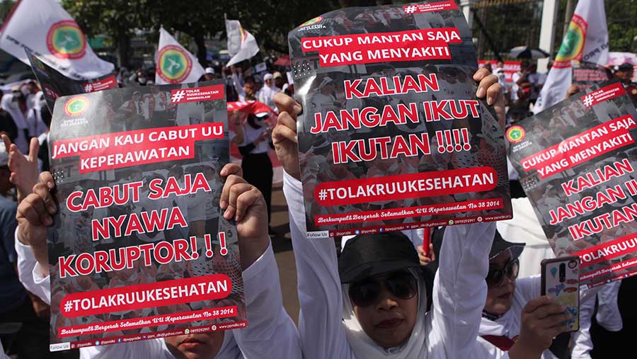 Mereka membawa spanduk bertuliskan penolakan terhadap RUU Kesehatan. (Bloomberg Technoz/ Andrean Kristianto)