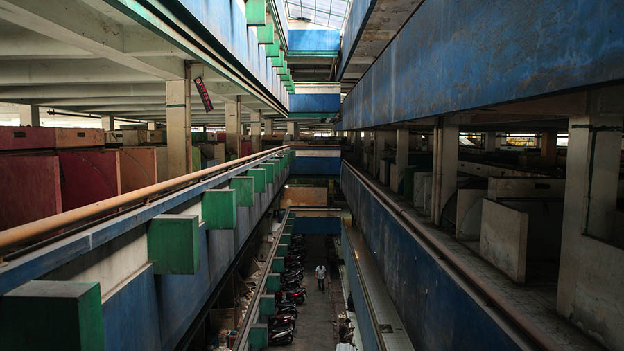 Suasana area Pasar Tanah Abang Blok G yang sepi di Pasar Tanah Abang, Jakarta, Selasa (11/7/2023). (Bloomberg Technoz/ Andrean Kristianto)