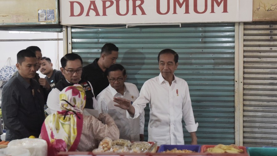 Presiden Jokowi sambangi warung Bu Eha di Pasar Cihapit, Bandung (Humas Setkab/Rahmat)