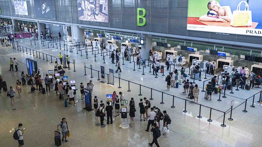 Penumpang check-in untuk penerbangan di Bandara Internasional Hongqiao di Shanghai, China, Selasa (11/7/2023). (Raul Ariano/Bloomberg)
