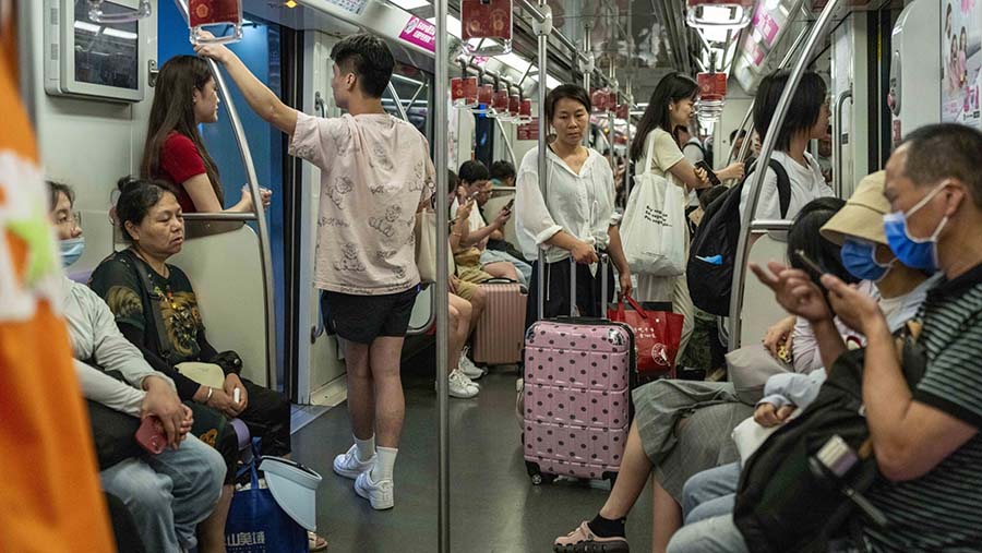 Beberapa orang mengeluhkan bahwa kepadatan di bandara tidak kalah dengan stasiun kereta api yang biasanya ramai. (Raul Ariano/Bloomberg)