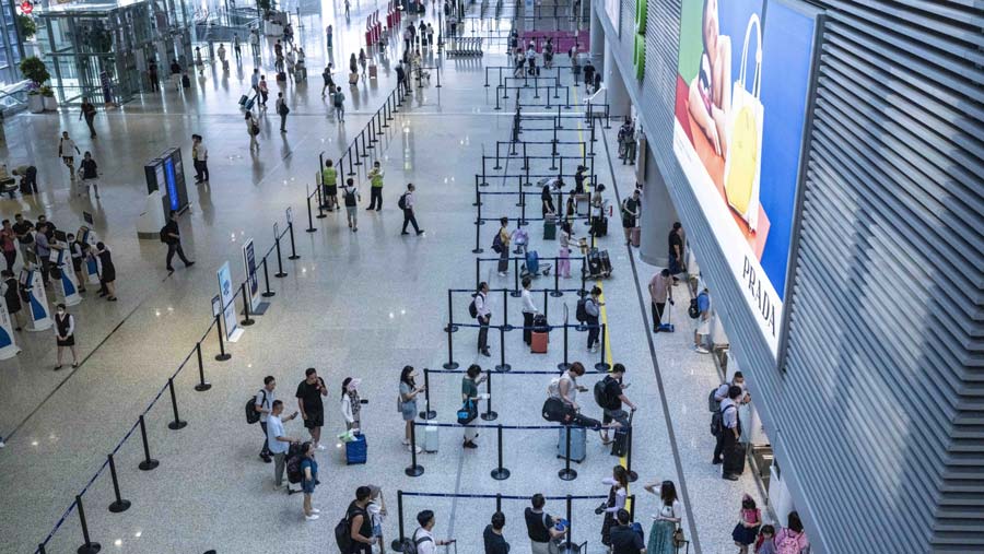 Suasana penumpang pesawat di Bandara Internasional Hongqiao di Shanghai, China, Selasa (11/7/2023). (Raul Ariano/Bloomberg)
