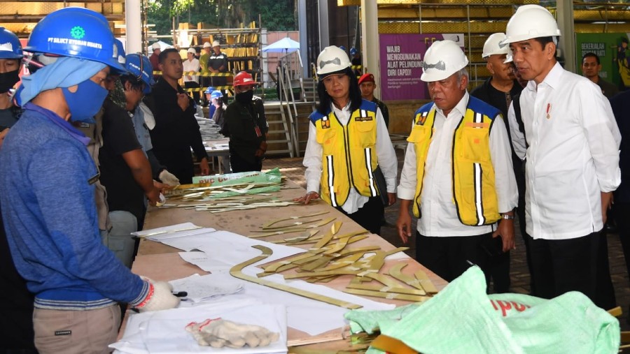 Presiden Jokowi meninjau Workshop Siluet Nyoman Nuarta yang terletak di NuArt Sculpture Park, Kabupaten Bandung Barat (BPMI Setpres)
