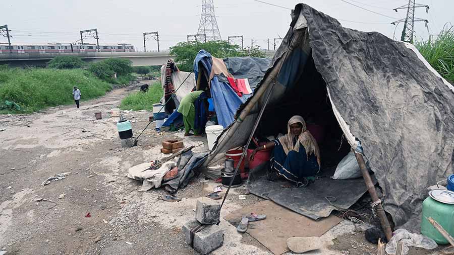 Pemerintah meminta warga yang tinggal di sekitar sungai untuk mengungsi dari rumah mereka. (Prakash Singh/Bloomberg)