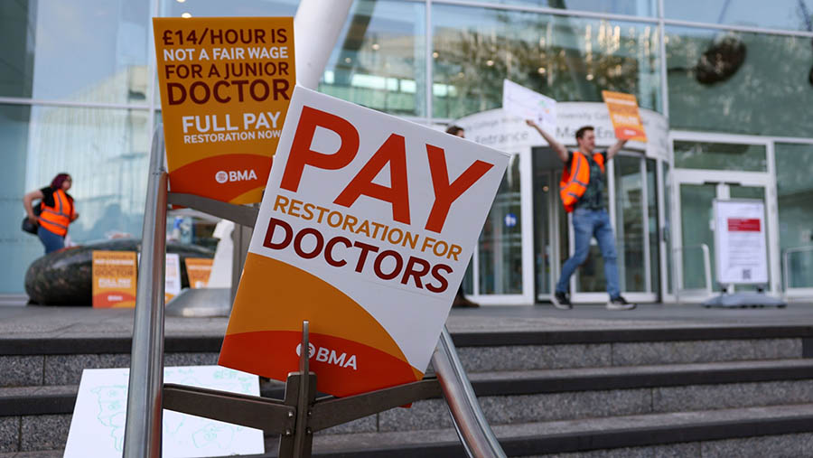 Dokter junior mogok menuntut kenaikan upah di luar Rumah Sakit Universitas College, London, Inggris, Kamis (13/7/2023). (Hollie Adams/Bloomberg)