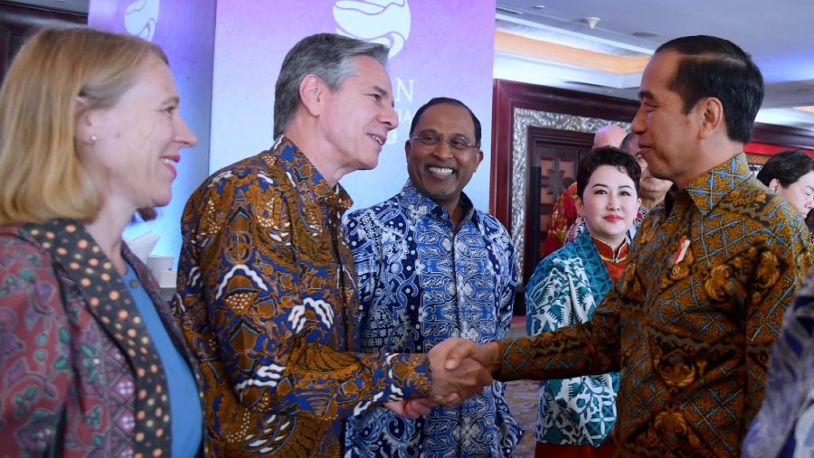 Presiden Jokowi disalami oleh Menlu AS Antony Blinken di acara Courtesy Call Menlu ASEAN di Shangri-La Hotel, Jakarta (BPMI Setpres)