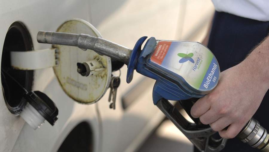 Ilustrasi bahan bakar nabati (BBN) bioetanol./Bloomberg-Si Barber