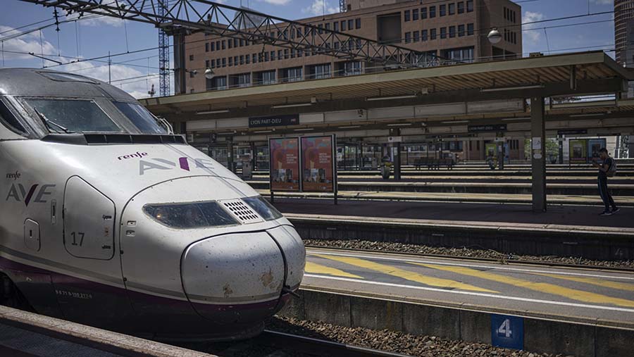 Kereta cepat Barcelona-Lyon berhenti di stasiun kereta Lyon Part-Dieu di Lyon, Prancis, Kamis (13/7/2023). (Michele Spatari/Bloomberg)