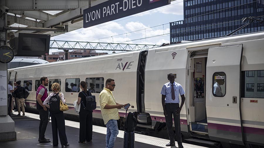 Perjalanan dari Barcelona ke Lyon memakan waktu tempuh lima jam dengan kereta ini. (Michele Spatari/Bloomberg)