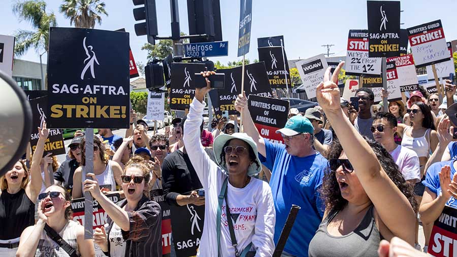 Sejumlah penulis dan aktor melakukan demo di luar Paramount Studios, Los Angeles, California, AS Jumat (14/7/2023). (Jill Connelly/Bloomberg)