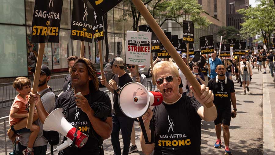 Selain di Paramount Studios demo juga dilakukan di luar NBCUniversal Headquarter, New York, AS. (Yuki Iwamura/Bloomberg)