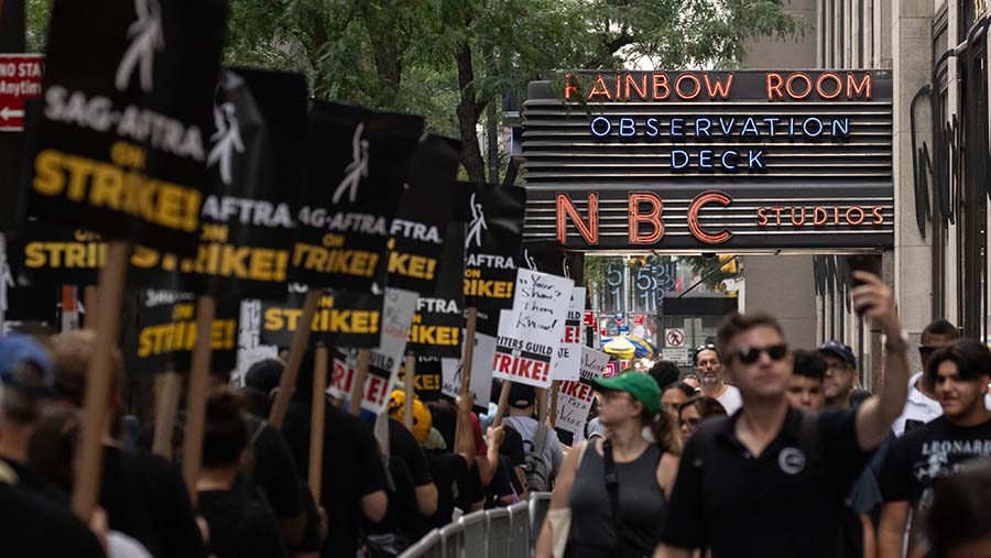 Sejumlah penulis dan aktor melakukan demo di luar NBCUniversal Headquarters di New York, AS, Jumat (14/7/2023). (Yuki Iwamura/Bloomberg)