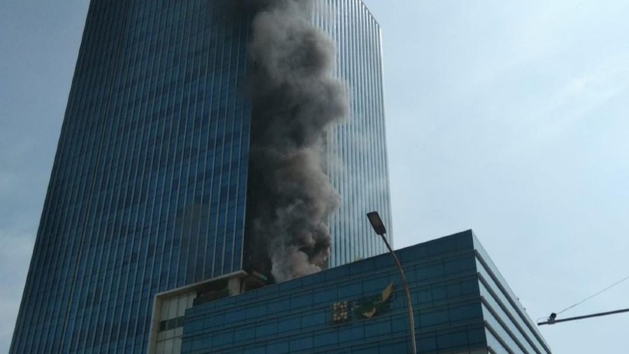 Kebakaran di Gedung K-Link Tower, Jakarta. (Dok. TMC Polda Metro Jaya)