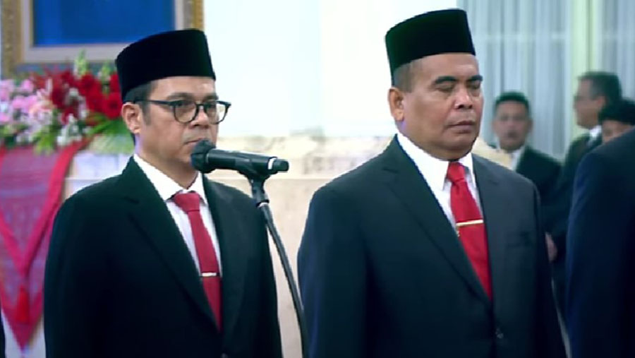 Nezar Patria (kiri) saat pelantikannya menjadi Wamenkominfo Sisa Masa Jabatan 2019-2024. (Tangkapan Layar Youtube Sekretariat Presiden)