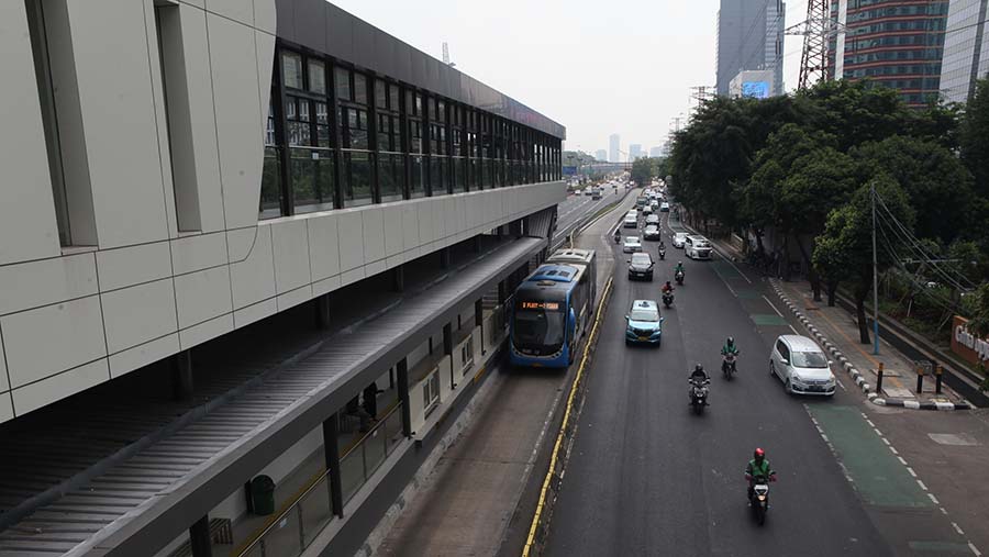 Bus Transjakarta tiba halte Gatot Subroto LIPI di Jakarta, Senin (17/7/2023). (Bloomberg Technoz/ Andrean Kristianto)